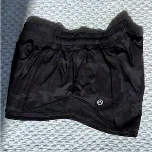 Lululemon Hotty Short. Size 4. Black/Grey camo. EUC